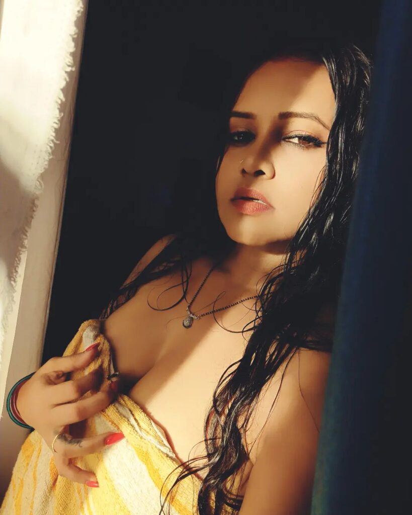 Priya Gamre Hot cleavage Pictures