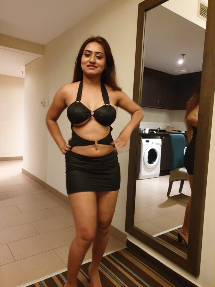 Jills Mohan hot photos and sexy videos from her web series